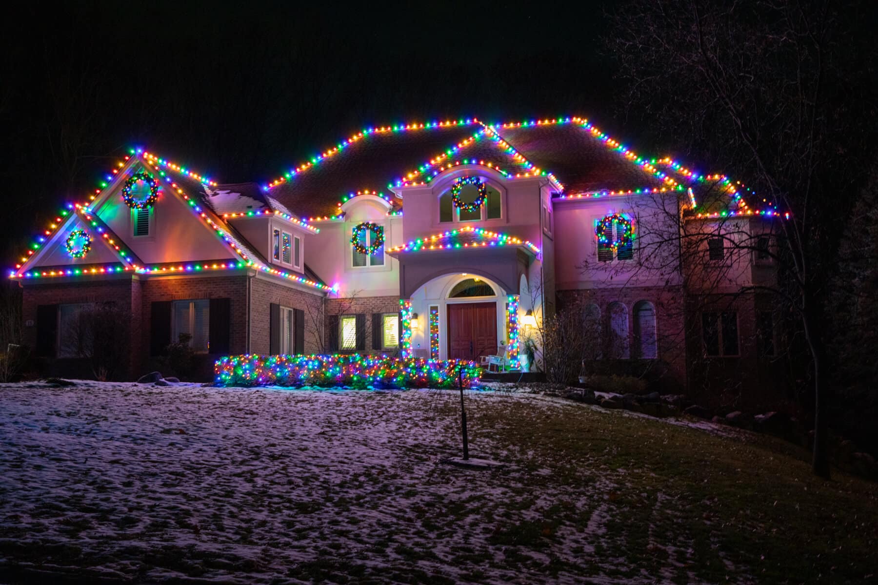 holiday lighting installers